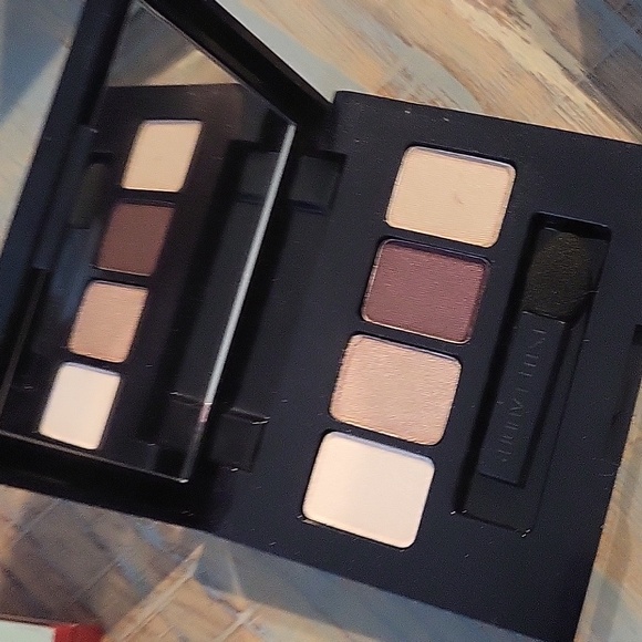 Estee Lauder Eyeshadows - Picture 1 of 2